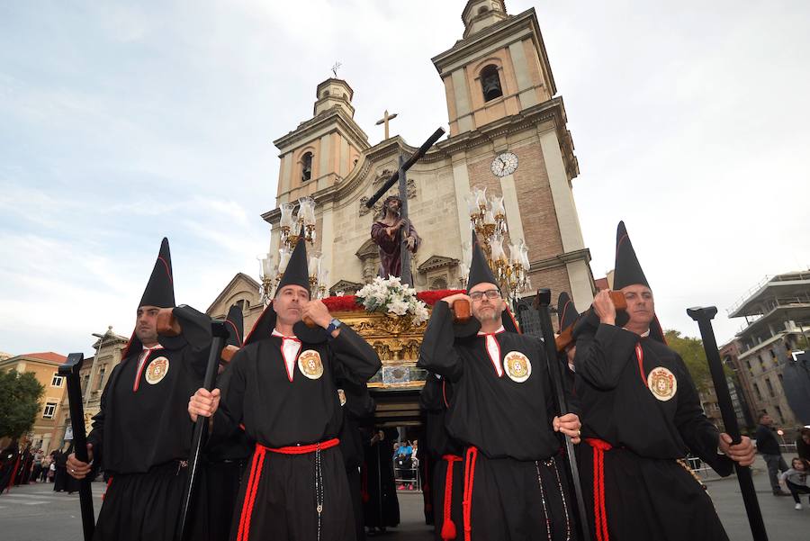 Los nazarenos portaron las imágenes por el centro de la ciudad