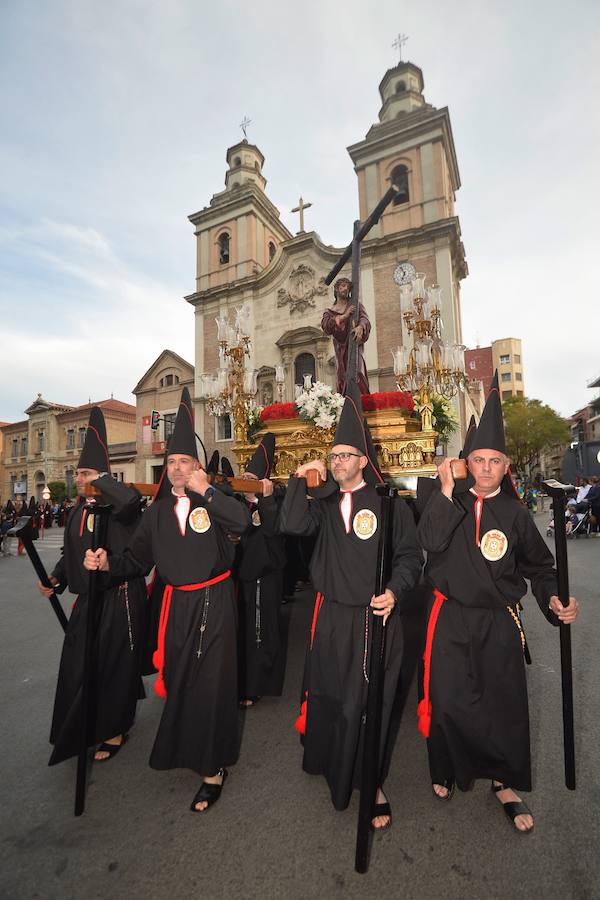 Los nazarenos portaron las imágenes por el centro de la ciudad