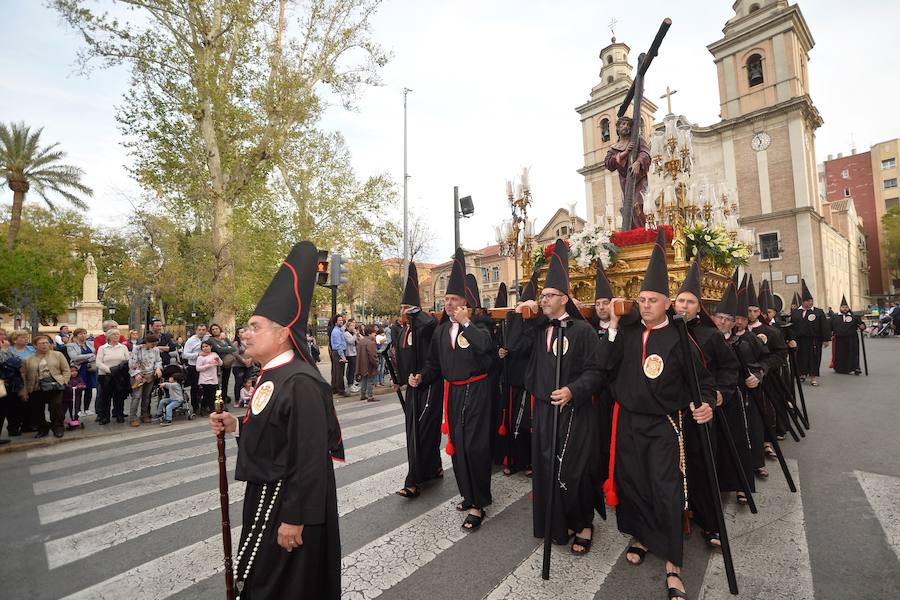 Los nazarenos portaron las imágenes por el centro de la ciudad