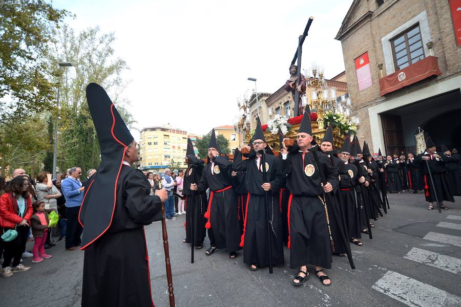 Los nazarenos portaron las imágenes por el centro de la ciudad