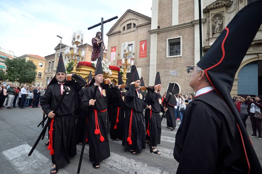 Los nazarenos portaron las imágenes por el centro de la ciudad