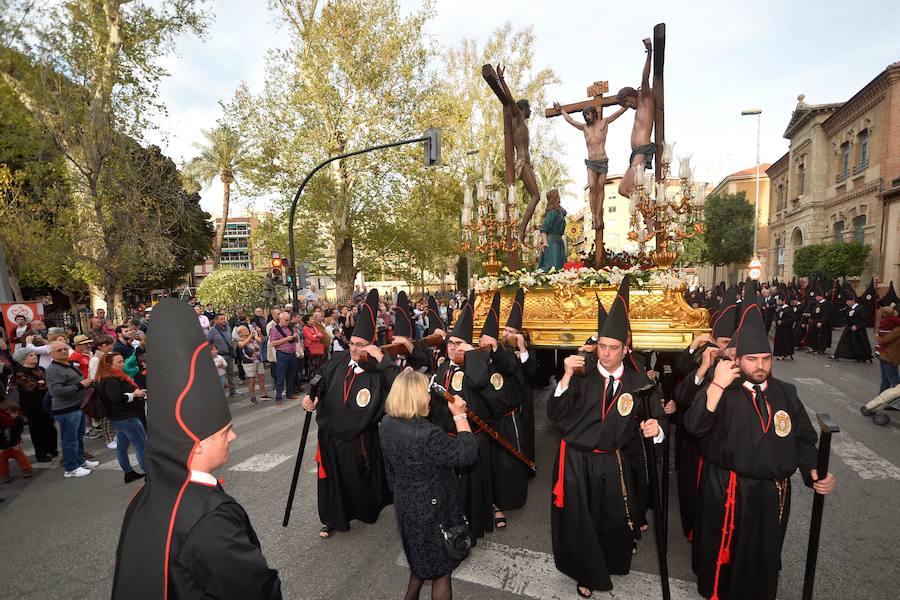 Los nazarenos portaron las imágenes por el centro de la ciudad