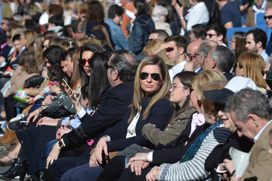 Las agradables temperaturas animaron a miles de personas a presenciar el cortejo. No faltaron autoridades como el presidente de la Comunidad, Fernando López Miras, o el obispo Lorca Planes