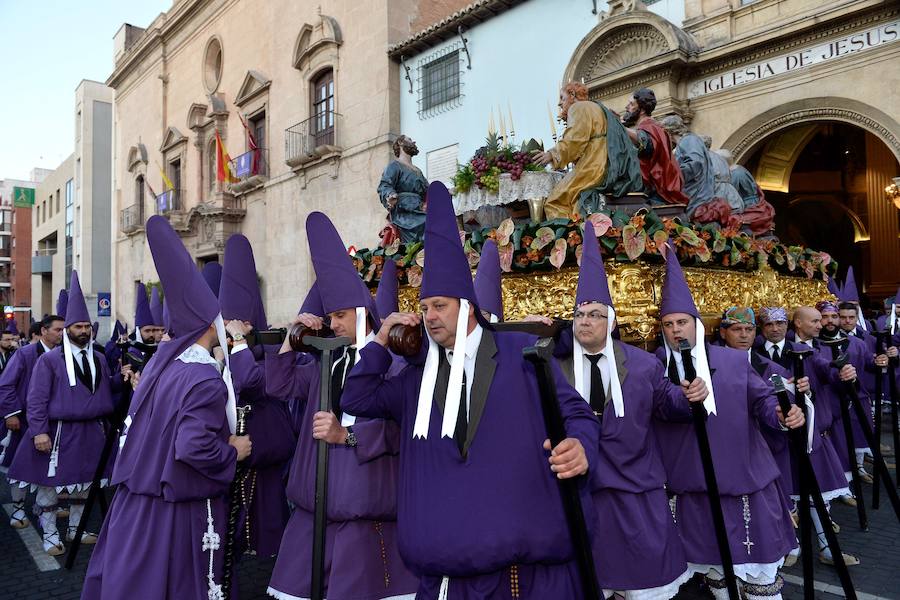 En una mañana de primavera, los nazarenos 'moraos' volvieron a convertir la ciudad de Murcia en un auténtico museo al aire libre. Las agradables temperaturas animaron a miles de personas a presenciar el cortejo.