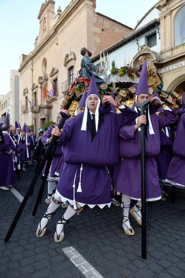 En una mañana de primavera, los nazarenos 'moraos' volvieron a convertir la ciudad de Murcia en un auténtico museo al aire libre. Las agradables temperaturas animaron a miles de personas a presenciar el cortejo.