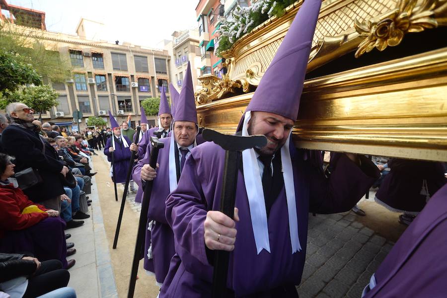 En una mañana de primavera, los nazarenos 'moraos' volvieron a convertir la ciudad de Murcia en un auténtico museo al aire libre. Las agradables temperaturas animaron a miles de personas a presenciar el cortejo.