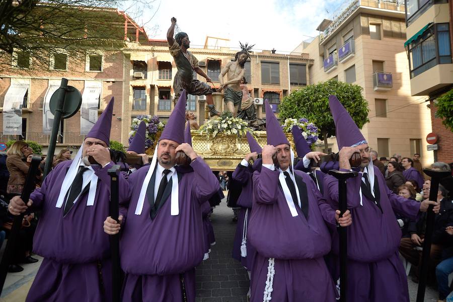 En una mañana de primavera, los nazarenos 'moraos' volvieron a convertir la ciudad de Murcia en un auténtico museo al aire libre. Las agradables temperaturas animaron a miles de personas a presenciar el cortejo.