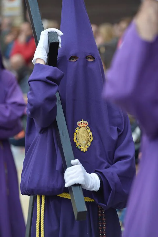 En una mañana de primavera, los nazarenos 'moraos' volvieron a convertir la ciudad de Murcia en un auténtico museo al aire libre. Las agradables temperaturas animaron a miles de personas a presenciar el cortejo.