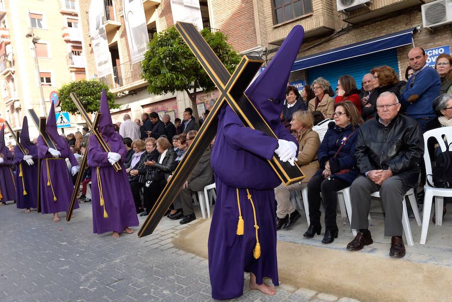 En una mañana de primavera, los nazarenos 'moraos' volvieron a convertir la ciudad de Murcia en un auténtico museo al aire libre. Las agradables temperaturas animaron a miles de personas a presenciar el cortejo.