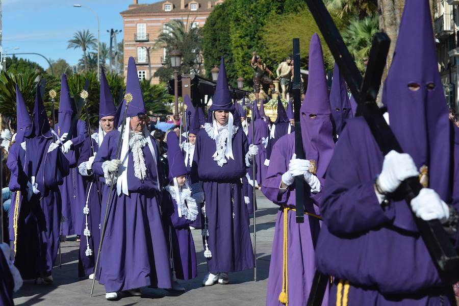 En una mañana de primavera, los nazarenos 'moraos' volvieron a convertir la ciudad de Murcia en un auténtico museo al aire libre. Las agradables temperaturas animaron a miles de personas a presenciar el cortejo.