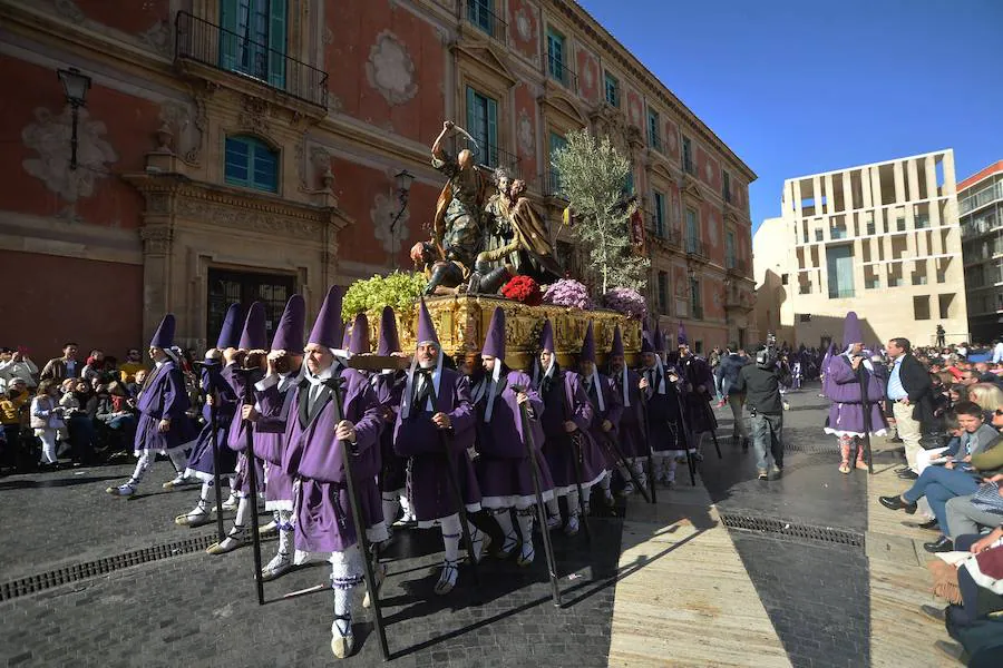 En una mañana de primavera, los nazarenos 'moraos' volvieron a convertir la ciudad de Murcia en un auténtico museo al aire libre. Las agradables temperaturas animaron a miles de personas a presenciar el cortejo.