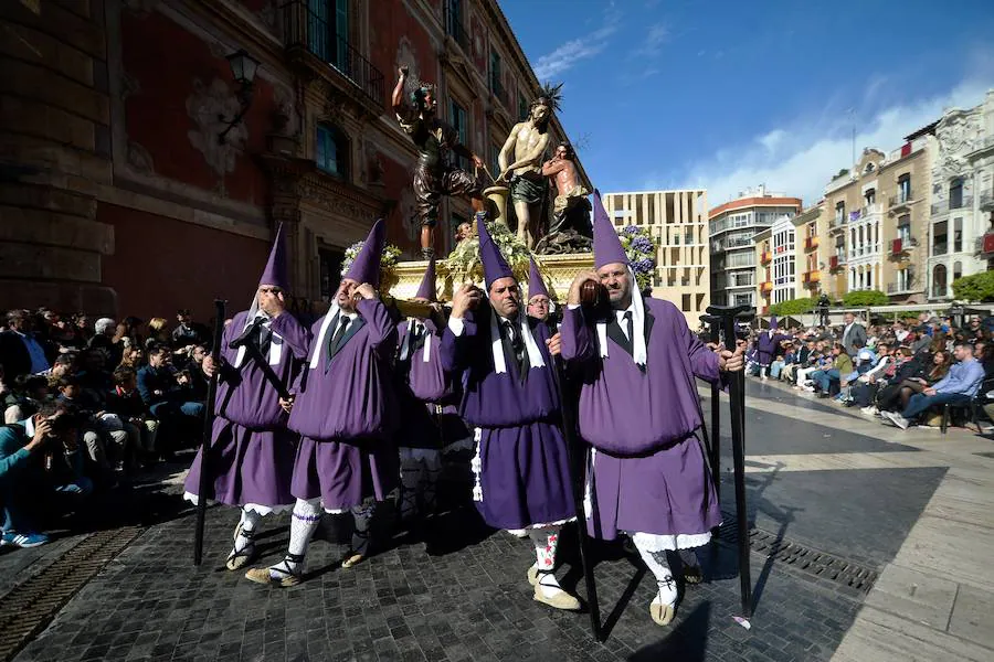 En una mañana de primavera, los nazarenos 'moraos' volvieron a convertir la ciudad de Murcia en un auténtico museo al aire libre. Las agradables temperaturas animaron a miles de personas a presenciar el cortejo.