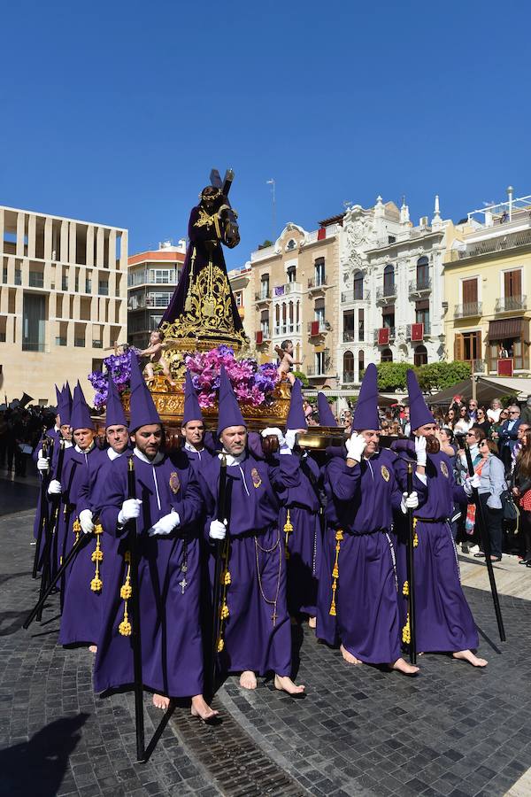 En una mañana de primavera, los nazarenos 'moraos' volvieron a convertir la ciudad de Murcia en un auténtico museo al aire libre. Las agradables temperaturas animaron a miles de personas a presenciar el cortejo.