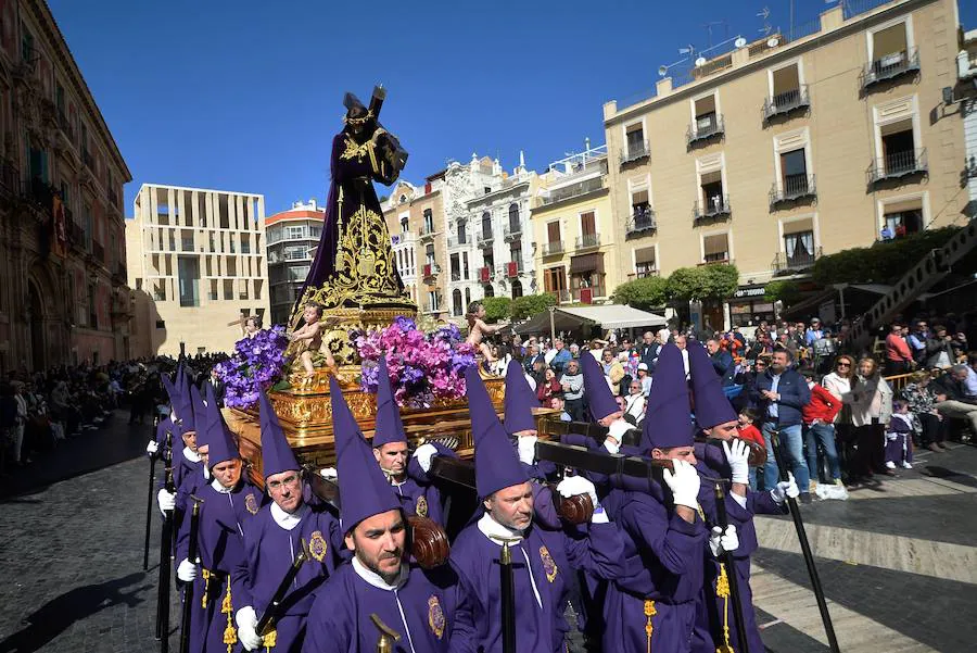 En una mañana de primavera, los nazarenos 'moraos' volvieron a convertir la ciudad de Murcia en un auténtico museo al aire libre. Las agradables temperaturas animaron a miles de personas a presenciar el cortejo.