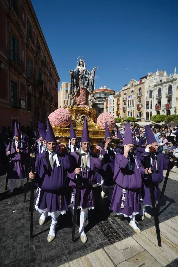 En una mañana de primavera, los nazarenos 'moraos' volvieron a convertir la ciudad de Murcia en un auténtico museo al aire libre. Las agradables temperaturas animaron a miles de personas a presenciar el cortejo.