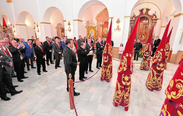 El párroco de San Cristóbal, Régulo Cayuela, bendiciendo los nazarenos que escoltaron anoche al Cristo de la Sangre. 