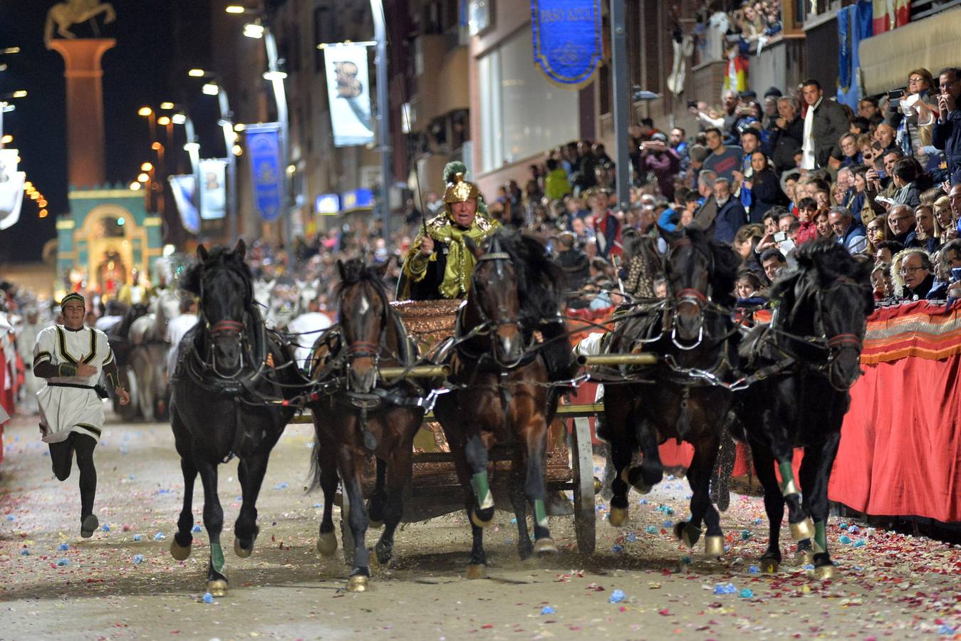 Sacaron su mejor 'artillería' para no defraudar a los miles de lorquinos y visitantes que presenciaron el Cortejo de Viernes Santo.