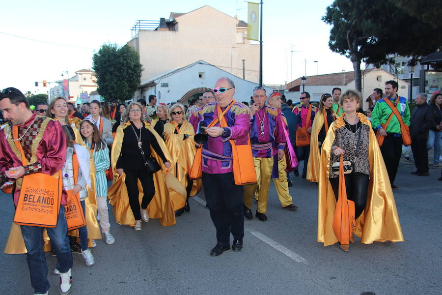 Llega a San Pedro del Pinatar a bordo de un dragón-boat tripulado por el equipo BCS Flamenco Rosa, compuesto por mujeres de la localidad que han superado un cáncer. Las calles de la localidad acogen después un pasacalles