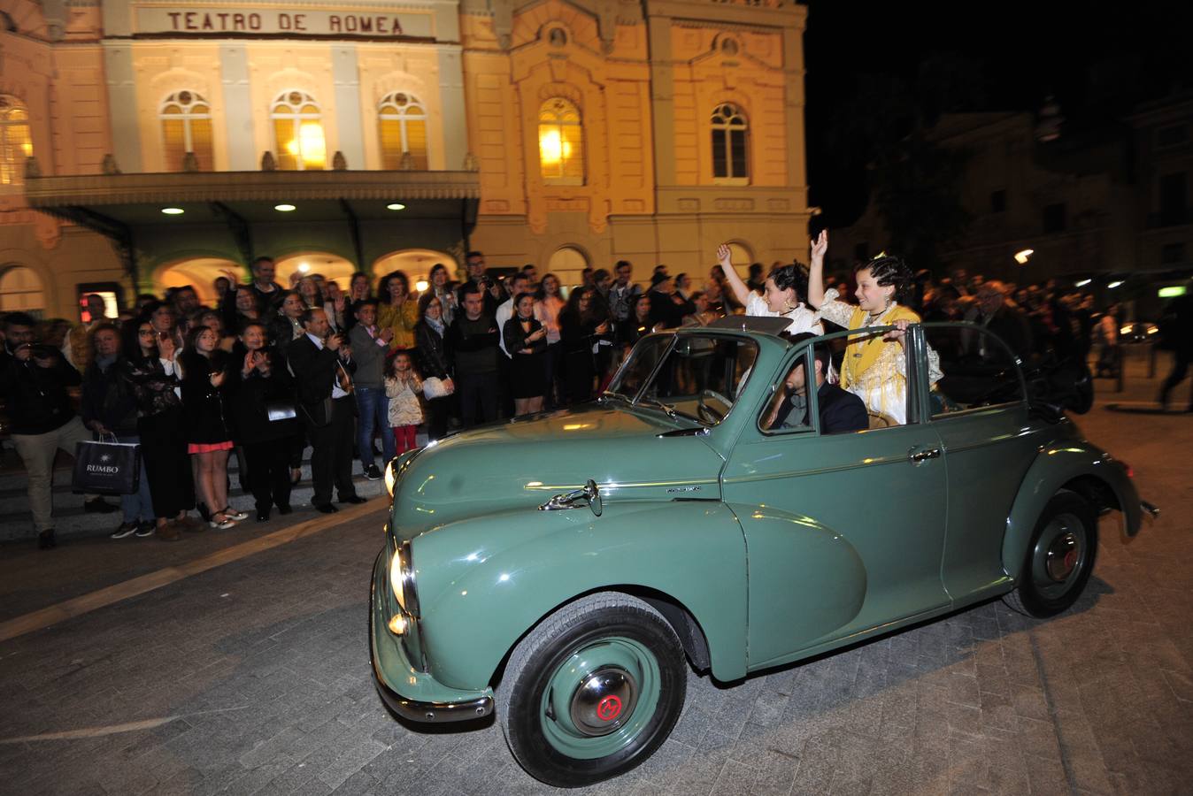 El periodista Alberto Castillo leyó el pregón de las Fiestas de Primavera, en el que dio protagonismo al río y a la torre de la Catedral Las Reinas de la Huerta 2018, Laura Navarro Lizán y la niña Alba Ros Ruiz, fueron coronadas de azahar