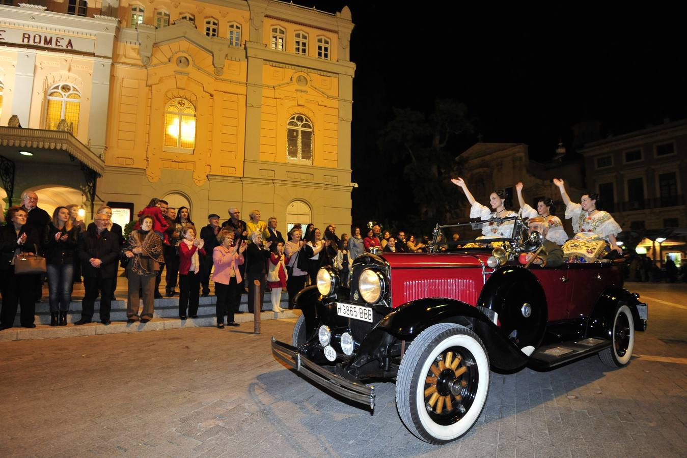 El periodista Alberto Castillo leyó el pregón de las Fiestas de Primavera, en el que dio protagonismo al río y a la torre de la Catedral Las Reinas de la Huerta 2018, Laura Navarro Lizán y la niña Alba Ros Ruiz, fueron coronadas de azahar