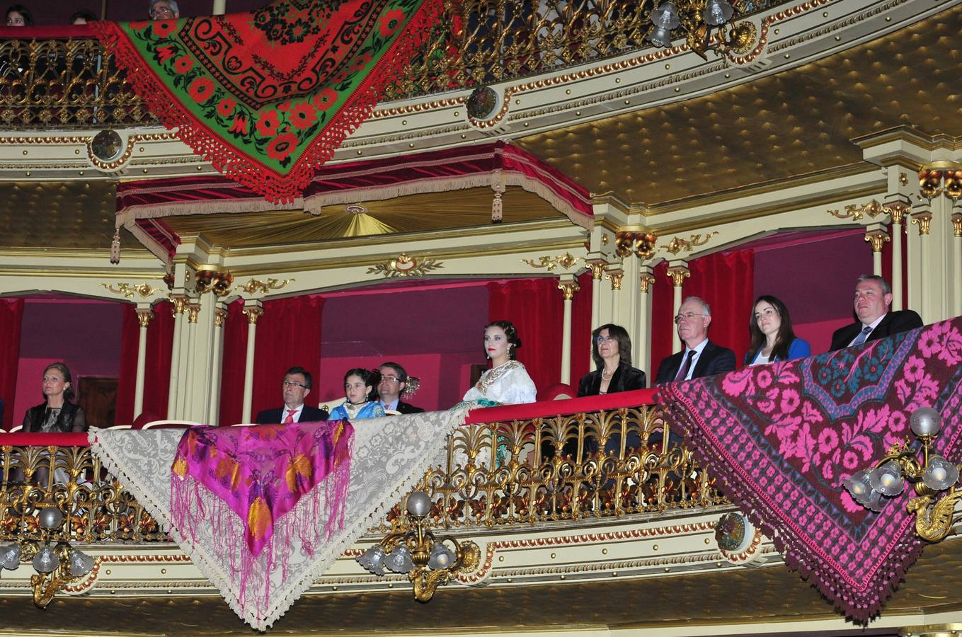 El periodista Alberto Castillo leyó el pregón de las Fiestas de Primavera, en el que dio protagonismo al río y a la torre de la Catedral Las Reinas de la Huerta 2018, Laura Navarro Lizán y la niña Alba Ros Ruiz, fueron coronadas de azahar