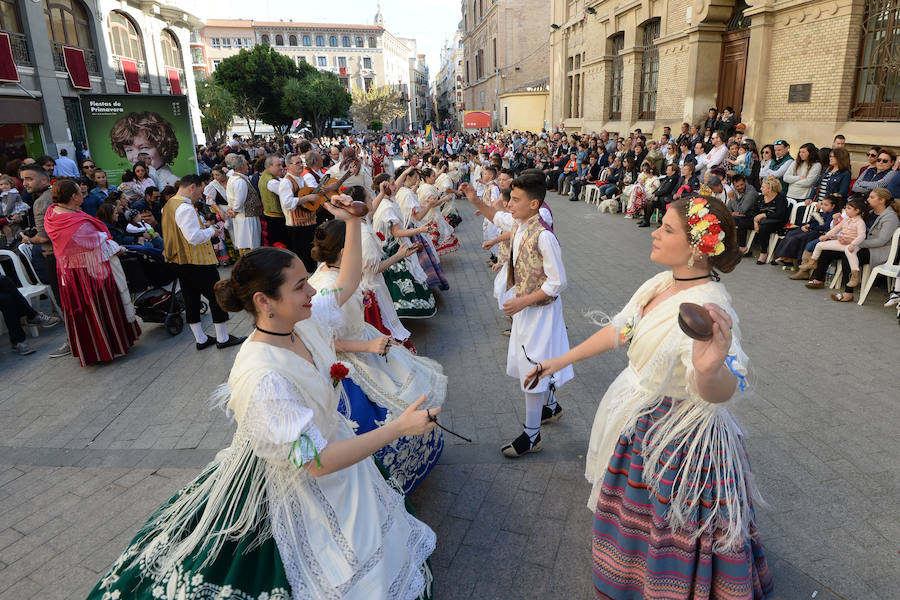 Un total de 300 personas y 17 grupos participaron en la tarde de este domingo en el cortejo de los pequeños huertanos, aperitivo del gran desfile del próximo martes