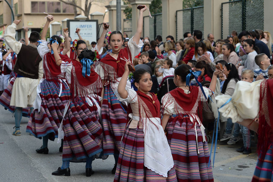 Un total de 300 personas y 17 grupos participaron en la tarde de este domingo en el cortejo de los pequeños huertanos, aperitivo del gran desfile del próximo martes