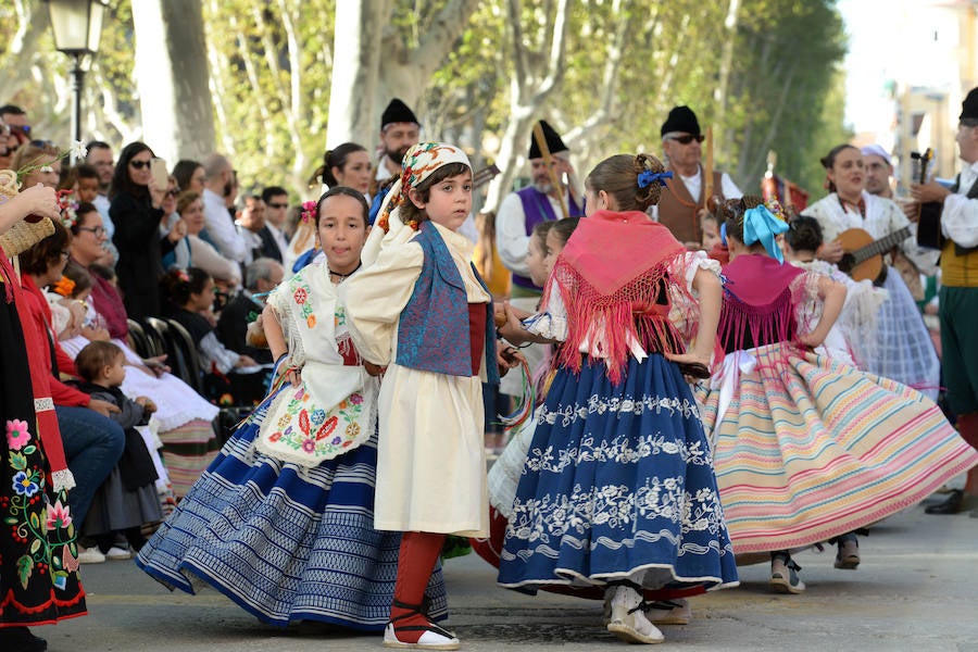 Un total de 300 personas y 17 grupos participaron en la tarde de este domingo en el cortejo de los pequeños huertanos, aperitivo del gran desfile del próximo martes