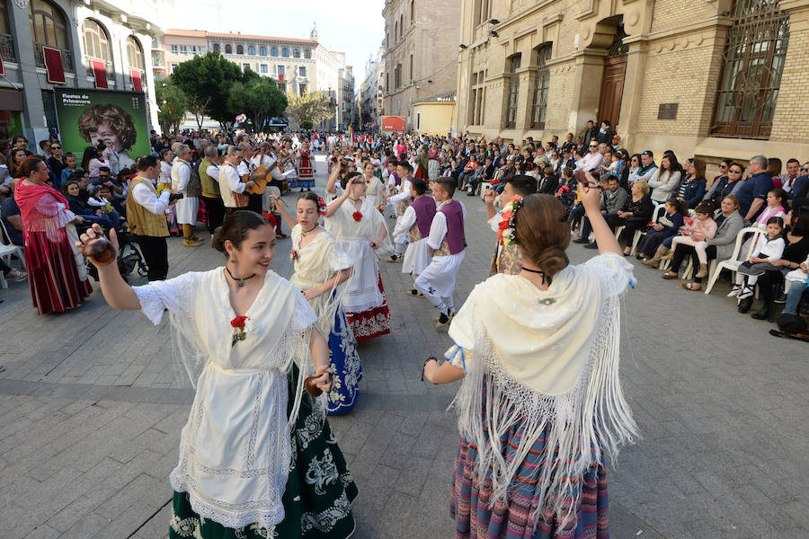 Un total de 300 personas y 17 grupos participaron en la tarde de este domingo en el cortejo de los pequeños huertanos, aperitivo del gran desfile del próximo martes