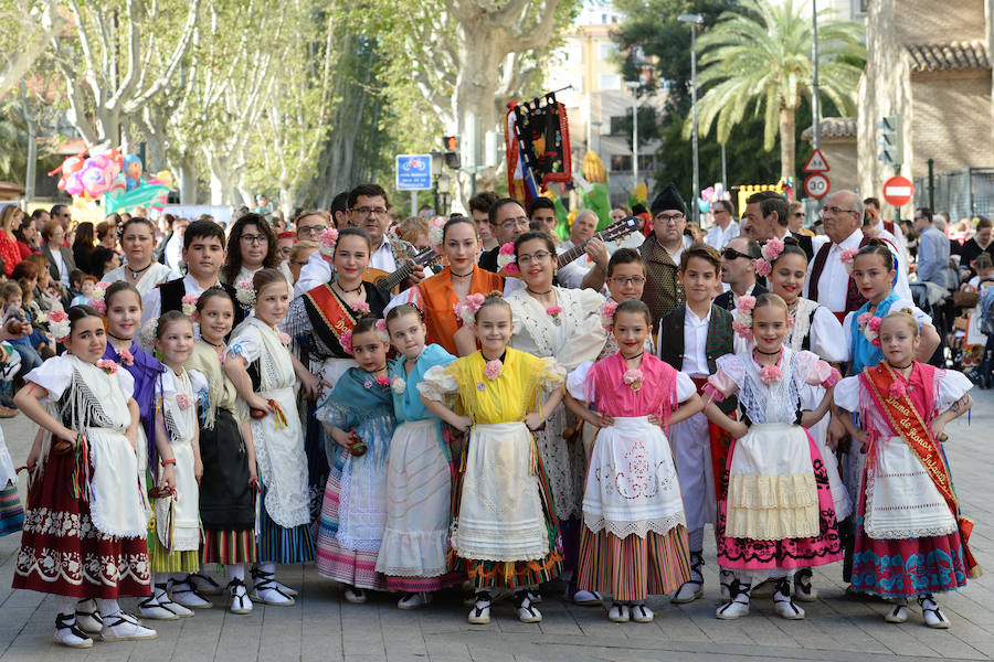 Un total de 300 personas y 17 grupos participaron en la tarde de este domingo en el cortejo de los pequeños huertanos, aperitivo del gran desfile del próximo martes