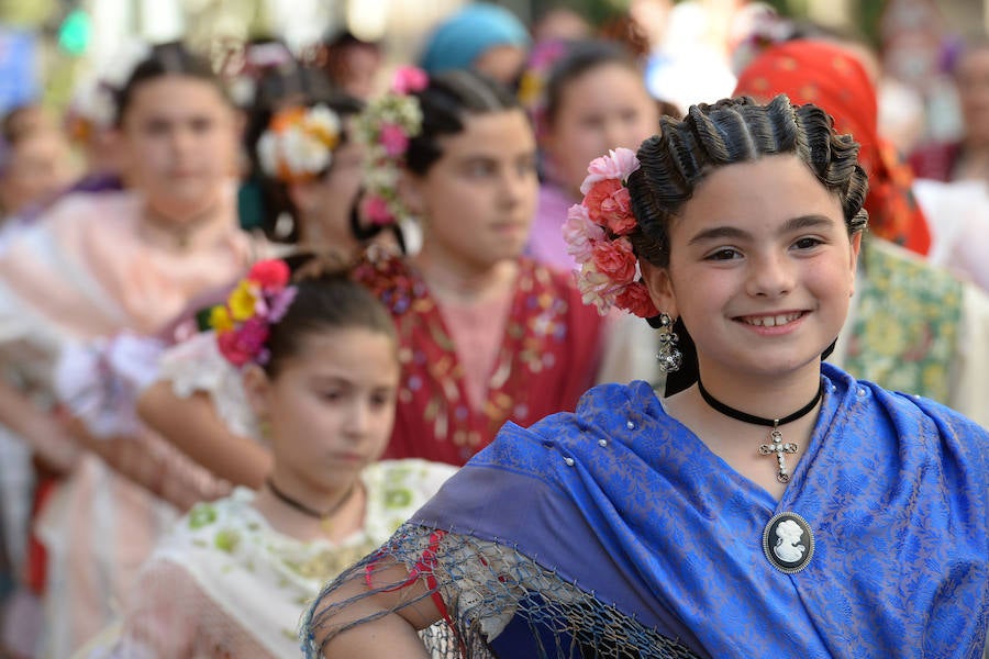 Un total de 300 personas y 17 grupos participaron en la tarde de este domingo en el cortejo de los pequeños huertanos, aperitivo del gran desfile del próximo martes