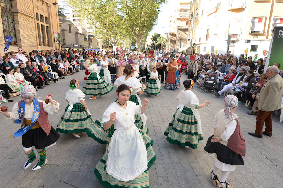 Un total de 300 personas y 17 grupos participaron en la tarde de este domingo en el cortejo de los pequeños huertanos, aperitivo del gran desfile del próximo martes