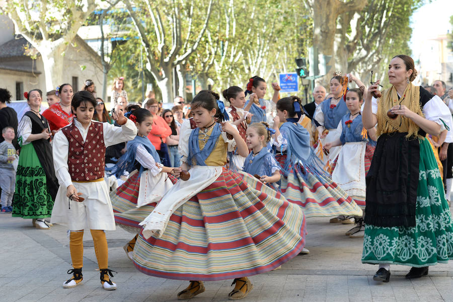 Un total de 300 personas y 17 grupos participaron en la tarde de este domingo en el cortejo de los pequeños huertanos, aperitivo del gran desfile del próximo martes