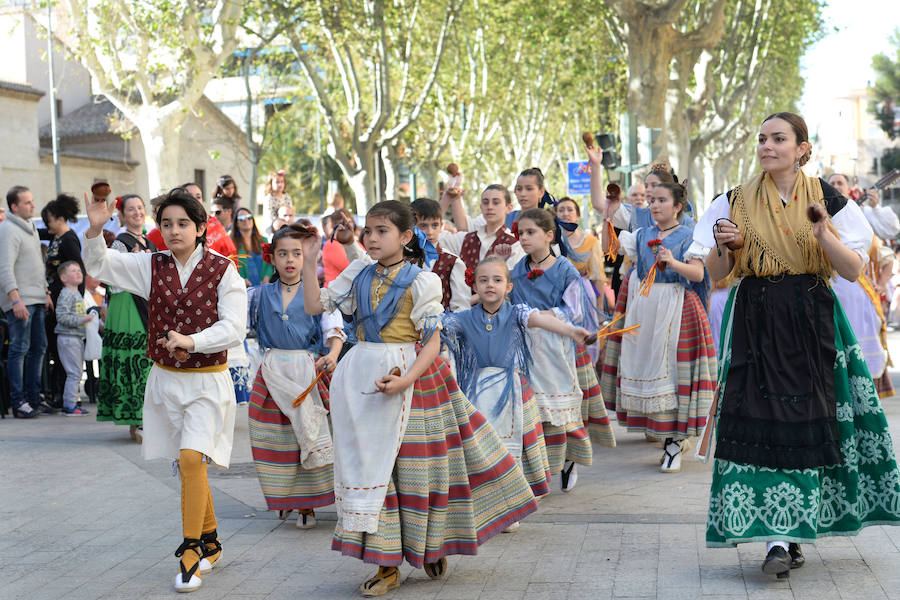 Un total de 300 personas y 17 grupos participaron en la tarde de este domingo en el cortejo de los pequeños huertanos, aperitivo del gran desfile del próximo martes