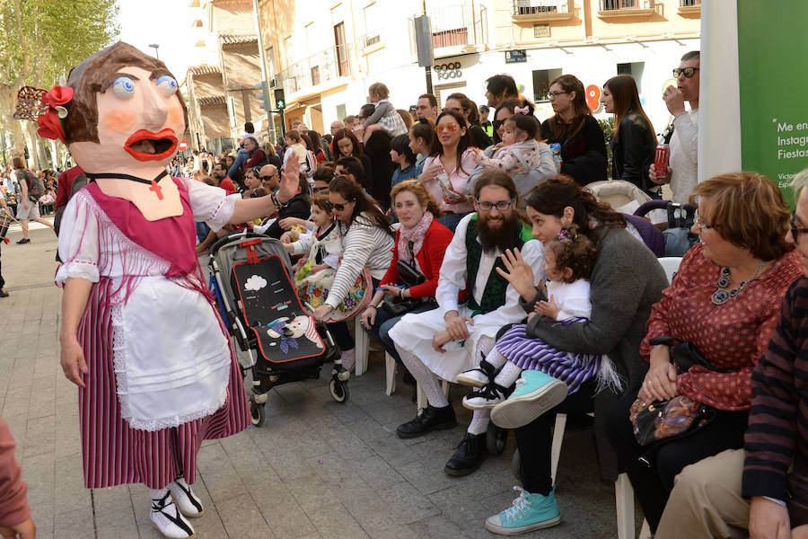 Un total de 300 personas y 17 grupos participaron en la tarde de este domingo en el cortejo de los pequeños huertanos, aperitivo del gran desfile del próximo martes