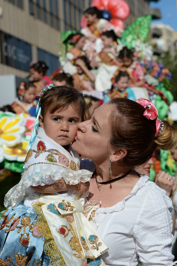 Un total de 300 personas y 17 grupos participaron en la tarde de este domingo en el cortejo de los pequeños huertanos, aperitivo del gran desfile del próximo martes