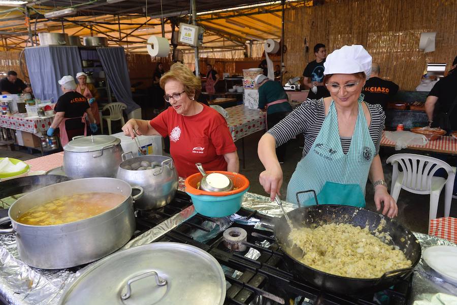 Los ventorrillos se encuentran en funcionamiento desde el mediodía de este Domingo de Resurrección. Las peñas huertanas aplican este año una subida de entre 10 y 50 céntimos en las bebidas y redondean el paparajote a 1 euro