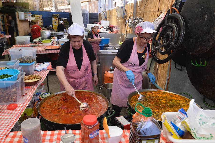 Los ventorrillos se encuentran en funcionamiento desde el mediodía de este Domingo de Resurrección. Las peñas huertanas aplican este año una subida de entre 10 y 50 céntimos en las bebidas y redondean el paparajote a 1 euro