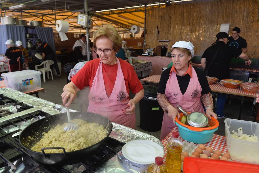 Los ventorrillos se encuentran en funcionamiento desde el mediodía de este Domingo de Resurrección. Las peñas huertanas aplican este año una subida de entre 10 y 50 céntimos en las bebidas y redondean el paparajote a 1 euro