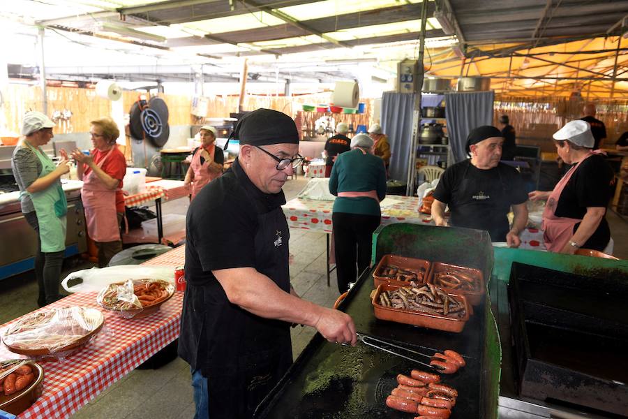 Los ventorrillos se encuentran en funcionamiento desde el mediodía de este Domingo de Resurrección. Las peñas huertanas aplican este año una subida de entre 10 y 50 céntimos en las bebidas y redondean el paparajote a 1 euro