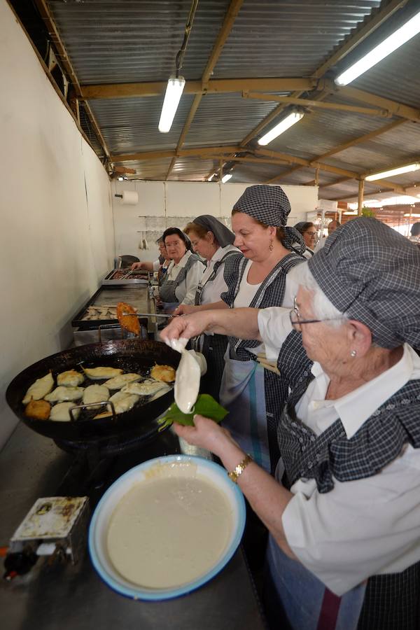 Los ventorrillos se encuentran en funcionamiento desde el mediodía de este Domingo de Resurrección. Las peñas huertanas aplican este año una subida de entre 10 y 50 céntimos en las bebidas y redondean el paparajote a 1 euro