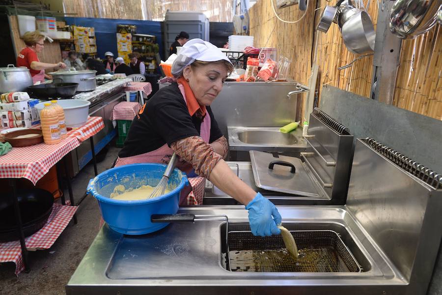 Los ventorrillos se encuentran en funcionamiento desde el mediodía de este Domingo de Resurrección. Las peñas huertanas aplican este año una subida de entre 10 y 50 céntimos en las bebidas y redondean el paparajote a 1 euro