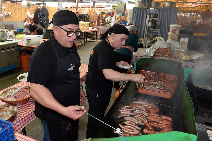 Los ventorrillos se encuentran en funcionamiento desde el mediodía de este Domingo de Resurrección. Las peñas huertanas aplican este año una subida de entre 10 y 50 céntimos en las bebidas y redondean el paparajote a 1 euro