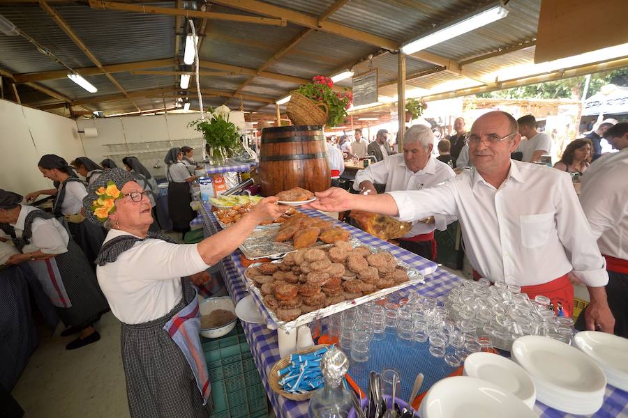 Los ventorrillos se encuentran en funcionamiento desde el mediodía de este Domingo de Resurrección. Las peñas huertanas aplican este año una subida de entre 10 y 50 céntimos en las bebidas y redondean el paparajote a 1 euro