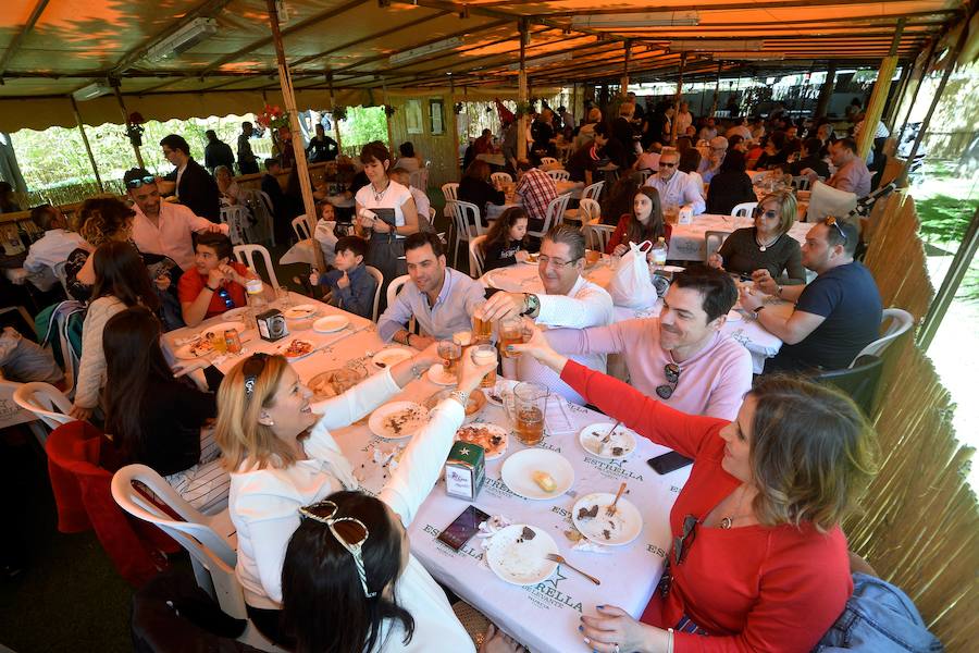 Los ventorrillos se encuentran en funcionamiento desde el mediodía de este Domingo de Resurrección. Las peñas huertanas aplican este año una subida de entre 10 y 50 céntimos en las bebidas y redondean el paparajote a 1 euro