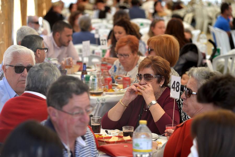 Los ventorrillos se encuentran en funcionamiento desde el mediodía de este Domingo de Resurrección. Las peñas huertanas aplican este año una subida de entre 10 y 50 céntimos en las bebidas y redondean el paparajote a 1 euro