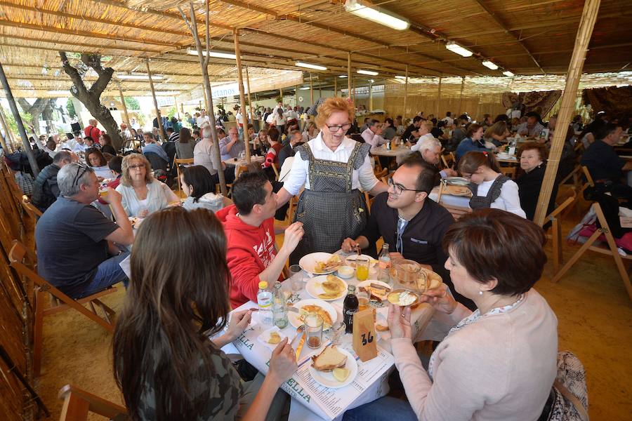 Los ventorrillos se encuentran en funcionamiento desde el mediodía de este Domingo de Resurrección. Las peñas huertanas aplican este año una subida de entre 10 y 50 céntimos en las bebidas y redondean el paparajote a 1 euro