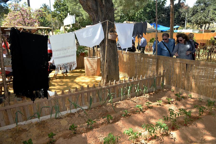 Los ventorrillos se encuentran en funcionamiento desde el mediodía de este Domingo de Resurrección. Las peñas huertanas aplican este año una subida de entre 10 y 50 céntimos en las bebidas y redondean el paparajote a 1 euro