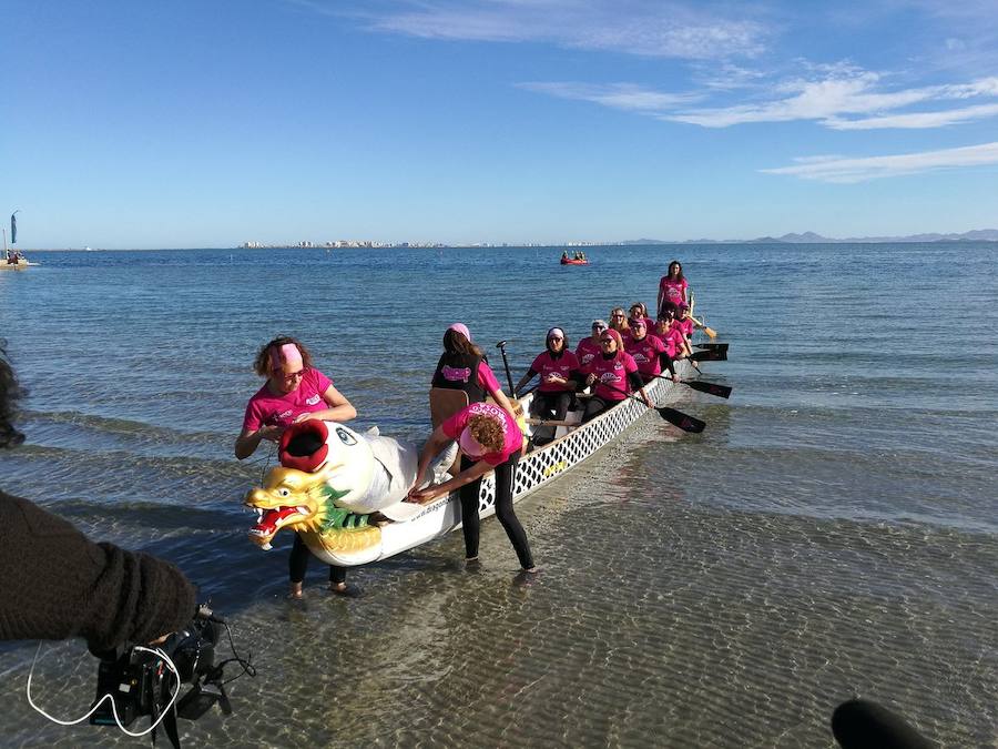 Llega a San Pedro del Pinatar a bordo de un dragón-boat tripulado por el equipo BCS Flamenco Rosa, compuesto por mujeres de la localidad que han superado un cáncer. Las calles de la localidad acogen después un pasacalles