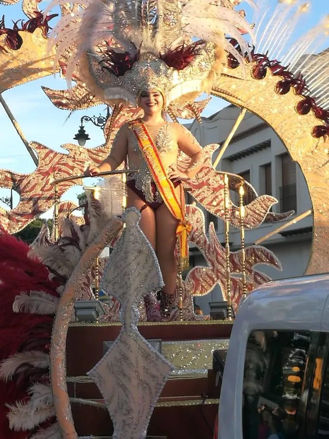 Llega a San Pedro del Pinatar a bordo de un dragón-boat tripulado por el equipo BCS Flamenco Rosa, compuesto por mujeres de la localidad que han superado un cáncer. Las calles de la localidad acogen después un pasacalles